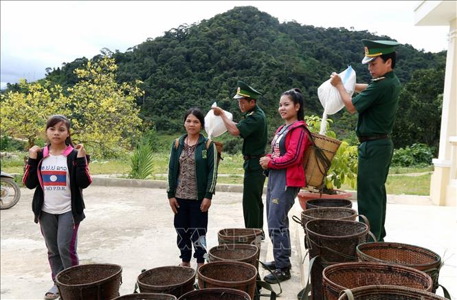 Bộ đội Đồn biên phòng A Xan (huyện miền núi Tây Giang, tỉnh Quảng Nam) phát gạo cứu đói cho nhân dân vùng biên giới. Ảnh: Anh Tuấn – TTXVN