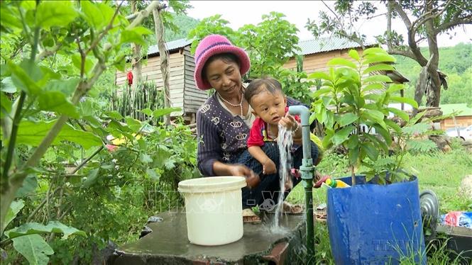 Thông qua các chủ trương, chính sách nhân đạo của Đảng và Nhà nước, hàng ngàn công trình nước sạch hợp vệ sinh đã về tận các buôn làng ở Gia Lai, mang lại luồng sinh khí mới, từng bước giúp người dân ổn định cuộc sống, vươn lên thoát nghèo bền vững nơi vùng cao xa xôi. Ảnh: TTXVN phát