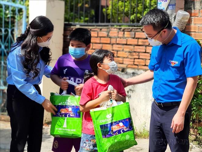 Đoàn viên, thanh niên Thành phố Hồ Chí Minh thăm hỏi, tặng quà Trung thu cho con công nhân có hoàn cảnh khó khăn, người lao động tại các khu nhà trọ dù dịch COVID-19 diễn biến phức tạp. Ảnh: Thanh Vũ – TTXVN