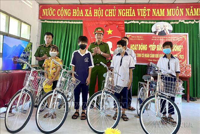 Phòng Cảnh sát hình sự, Công an tỉnh Bạc Liêu tặng xe đạp cho học sinh nghèo hiếu học trên địa bàn xã Vĩnh Hậu A, huyện Hòa Bình. Ảnh: TTXVN phát
