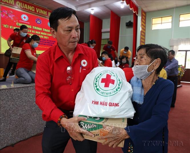 Trao quà Tết cho người nghèo và nạn nhân chất độc da cam huyện Vị Thủy (Hậu Giang). Ảnh: Duy Khương - TTXVN