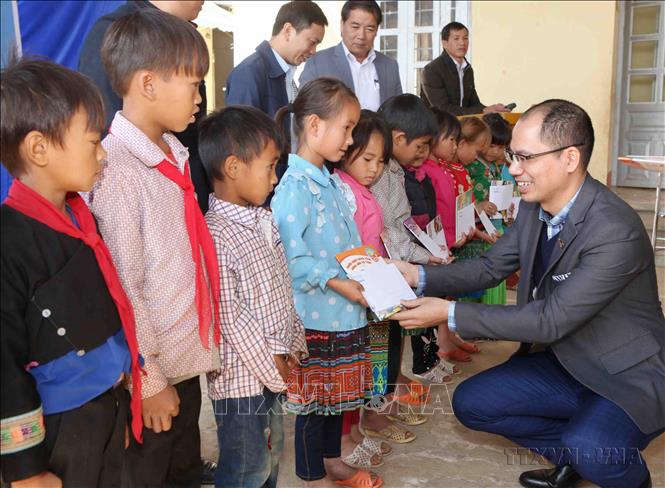 Đại diện Báo Tin tức (TTXVN) trao học bổng cùng các phần quà cho học sinh có hoàn cảnh đặc biệt khó khăn vươn lên học tập tại Trường PTDTBT Tiểu học Hố Mít, huyện Tân Uyên, tỉnh Lai Châu. Ảnh: Quý Trung – TTXVN