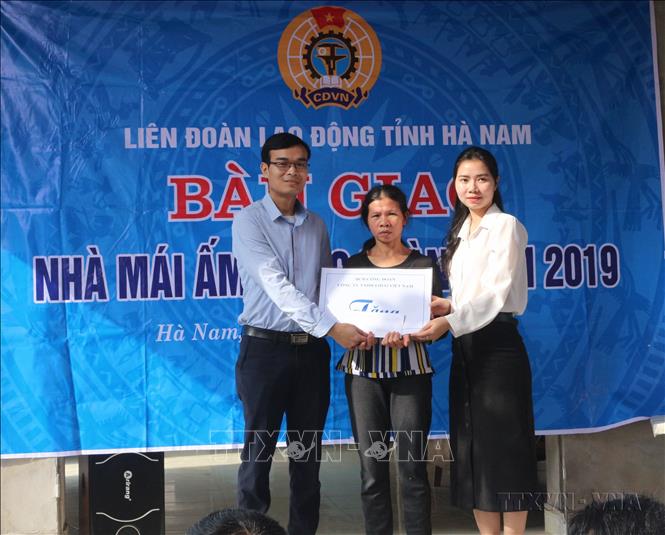 LĐLĐ tỉnh Hà Nam tổ chức Lễ bàn giao “Nhà mái ấm Công đoàn” cho đoàn viên Công ty TNHH Eidai Việt Nam có hoàn cảnh khó khăn, ngày 19/12/2019. Ảnh: Nguyễn Chinh - TTXVN