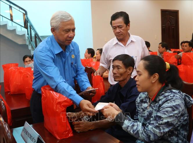 Chủ tịch LĐLĐ tỉnh An Giang tặng quà cho đoàn viên, người lao động có hoàn cảnh đặc biệt khó khăn do bị ảnh hưởng do dịch COVID-19, bị tai nạn lao động, bệnh nghề nghiệp, bệnh hiểm nghèo (2020). Ảnh: Công Mạo-TTXVN