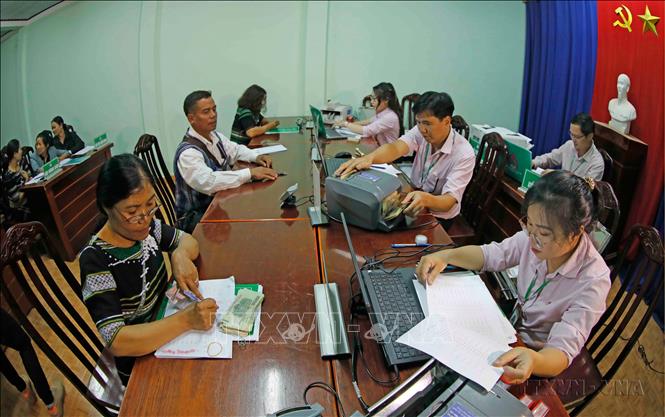 Hộ nghèo, đối tượng chính sách vay vốn tại điểm giao dịch xã Ka Đơn, huyện Đơn Dương, tỉnh Lâm Đồng. Ảnh: Trần Việt - TTXVN