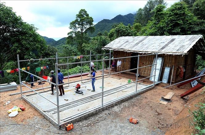 Gia đình anh Thào A Dũng là hộ nghèo ở bản Nậm Thà Là, xã Pa Tần được dựng nhà mới thay thế cho nhà cũ bị dột nát nhờ chủ trương hỗ trợ làm nhà ở cho hộ nghèo tại tỉnh Điện Biên, do Bộ Công an phát động. Ảnh: Phan Tuấn Anh - TTXVN