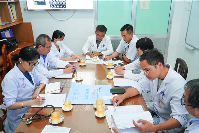 Các bác sỹ Bệnh viện Chợ Rẫy hội chẩn liên chuyên khoa về ca bệnh nghi ngộ độc cấp. Ảnh: TTXVN phát