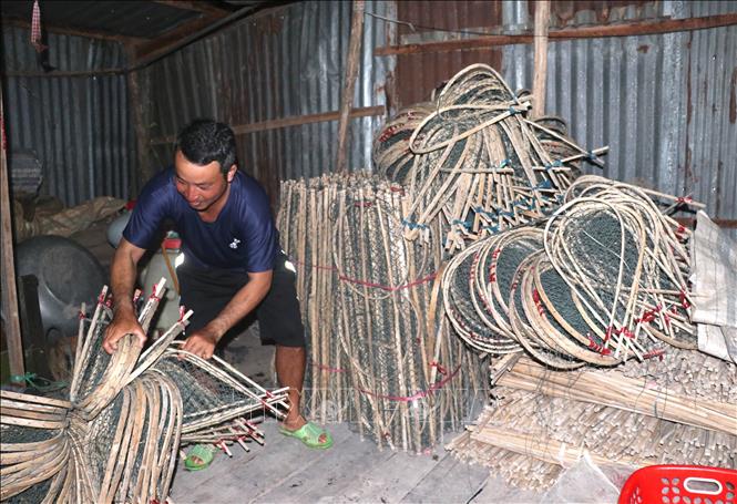 Nhà anh Nguyễn Văn Tiền (huyện Tân Hưng, tỉnh Long An) thường trữ khoảng 500 - 1.000 lợp với giá khoảng 50.000 đồng/1 cái. Ảnh: Đức Hạnh – TTXVN 