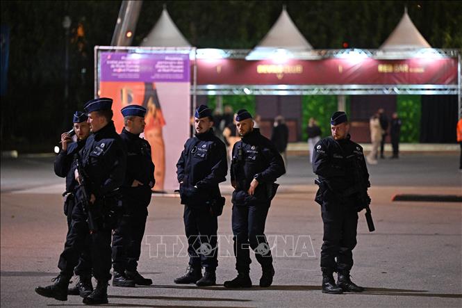 Cảnh sát Bỉ tuần tra tại Brussels, sau vụ nổ súng tối 16/10/2023. Ảnh: AFP/TTXVN