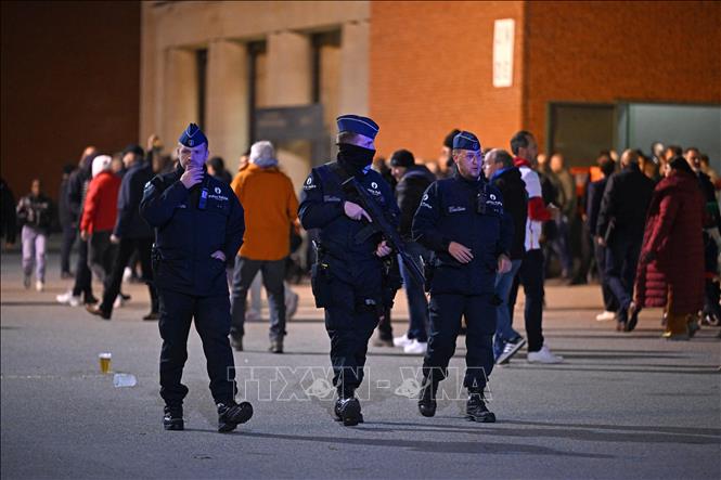 Cảnh sát Bỉ tuần tra tại Brussels, sau vụ nổ súng tối 16/10/2023. Ảnh: AFP/TTXVN
