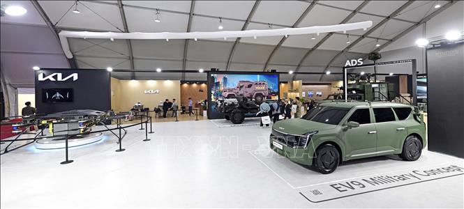 Gian hàng của Kia Corp trưng bày tại Triển lãm Hàng không vũ trụ và quốc phòng Seoul (ADEX) năm 2023 ở Seongnam, tỉnh Kyunggi, Hàn Quốc, ngày 17/10/2023. Ảnh: YONHAP/TTXVN