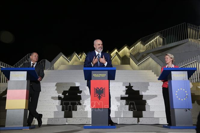 Thủ tướng Đức Olaf Scholz (trái), Thủ tướng Albania Edi Rama (giữa) và Chủ tịch Ủy ban châu Âu (EC) Ursula von der Leyen (phải) tại buổi họp báo bên lề Hội nghị thượng đỉnh Tiến trình Berlin  ở thủ đô Tirana, Albania, ngày 16/10/2023. Ảnh: AFP/TTXVN