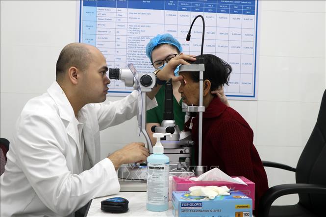 Các bệnh nhân nặng, người dân tộc thiểu số được hỗ trợ khám, điều trị tại Bệnh viện Mắt Kon Tum. Ảnh: Cao Nguyên-TTXVN