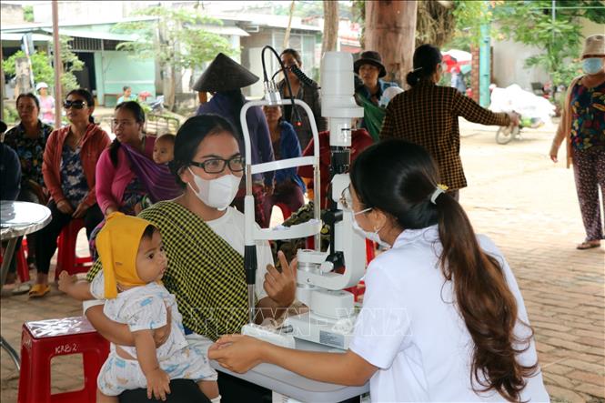 Bác sỹ Bệnh viện Mắt Kon Tum tổ chức khám, điều trị cho người dân ở làng Kon Rờ Bàng, xã Vinh Quang, thành phố Kon Tum (tỉnh Kon Tum). Ảnh: Cao Nguyên-TTXVN