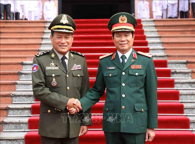 Minister of National Defence Gen. Phan Van Giang welcomes Commander-in-Chief of the Royal Cambodian Armed Forces General Vong Pisen. VNA Photo: An Đăng