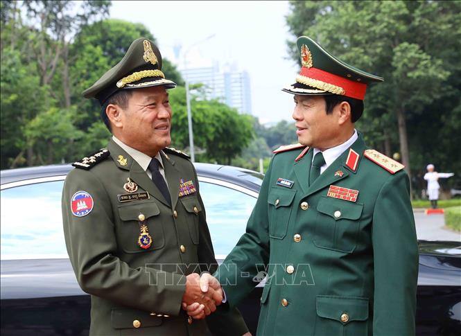 Minister of National Defence Gen. Phan Van Giang welcomes Commander-in-Chief of the Royal Cambodian Armed Forces General Vong Pisen. VNA Photo: An Đăng