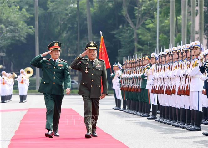 Minister of National Defence Gen. Phan Van Giang and Commander-in-Chief of the Royal Cambodian Armed Forces General Vong Pisen review the guards of honour. VNA Photo: An Đăng