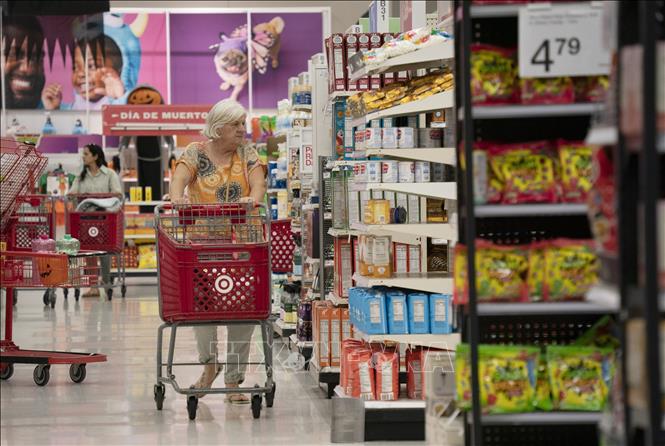 Khách hàng lựa chọn hàng hóa trong siêu thị ở San Mateo, bang California, Mỹ ngày 17/10/2023. Ảnh: THX/TTXVN