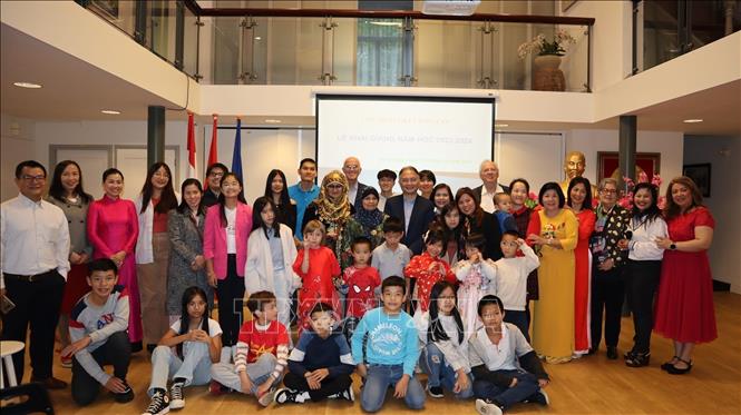 Students at the Vietnamese language class. VNA Photo 