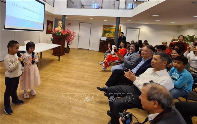 Children recite Vietnamese poems at the opening ceremony of the Vietnamese language class. VNA Photo 