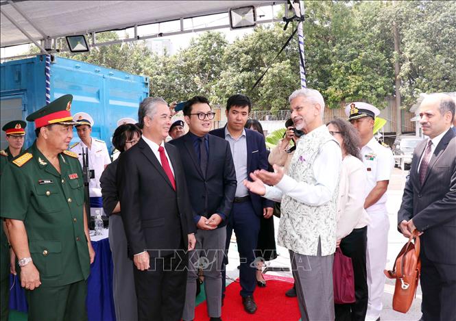  Phó Chủ tịch UBND Thành phố Hồ Chí Minh Ngô Minh Châu (thứ 2 từ trái sangi) thăm tàu INS Sudarshini. Ảnh: Xuân Khu-TTXVN