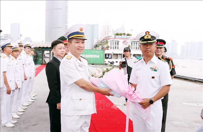 Thượng tá Phan Anh Tuấn (trái), Phó Lữ đoàn trưởng Lữ 125, Bộ Tư lệnh Vùng 2 Hải quân tặng hoa đón Trung tá Kamal Singh Rana (phải), thuyền trưởng tàu INS Sudarshini cập bến cảng quốc tế Thành phố Hồ Chí Minh. Ảnh: Xuân Khu-TTXVN