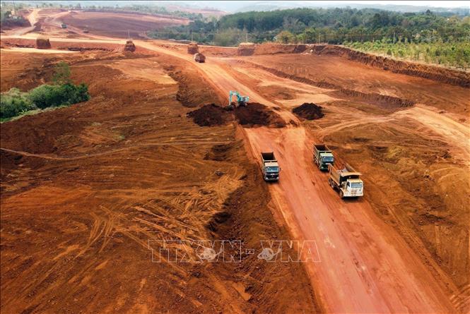 Khai thác quặng bô xít phục vụ chế biến alumin tại Công ty Nhôm Đắk Nông. Ảnh: Hưng Thịnh - TTXVN