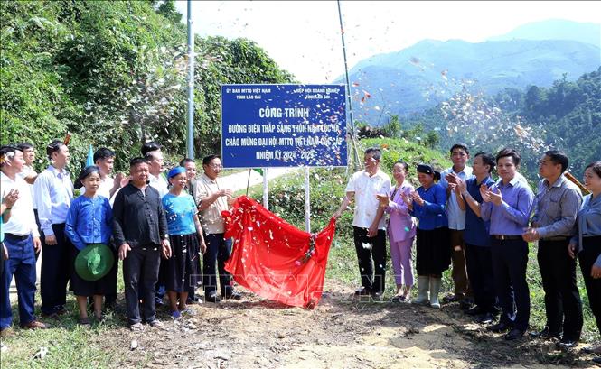 Các đại biểu cắt băng khánh thành đường điện tại thôn Nậm Lúc Hạ, xã Nậm Lúc. Ảnh: Quốc Khánh - TTXVN