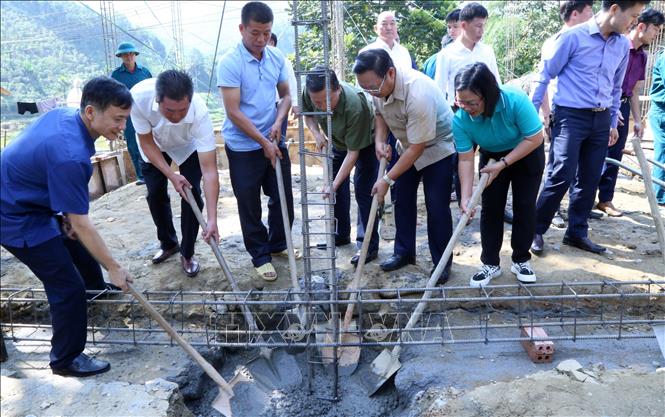 Các đại biểu tham gia khởi công công trình làm nhà “Đại đoàn kết” cho gia đình ông Vàng Văn Tịnh, thôn Nậm Lúc Hạ. Ảnh: Quốc Khánh - TTXVN