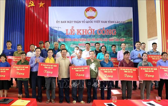 Đồng chí Giàng Seo Vần, Chủ tịch Ủy ban MTTQ Việt Nam tỉnh Lào Cai trao biển hỗ trợ làm nhà “Đại đoàn kết” cho 20 hộ nghèo trên địa bàn xã. Ảnh: Quốc Khánh - TTXVN