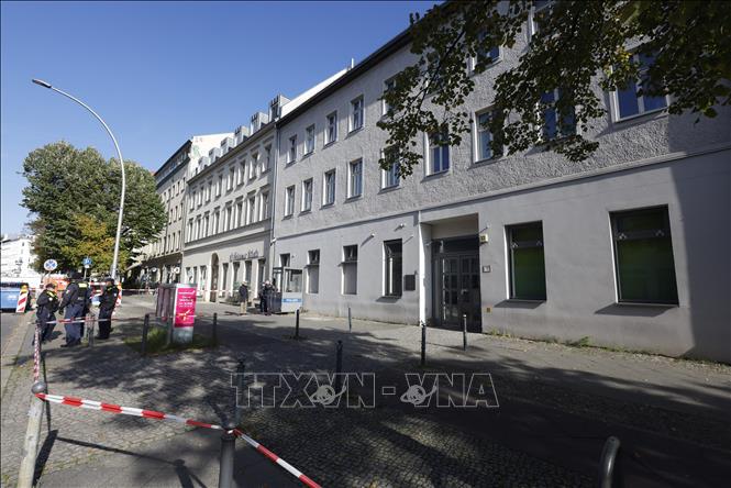 Cảnh sát gác phía trước  giáo đường Do Thái tại thủ đô Berlin, Đức, sau vụ ném bom xăng, ngày 18/10/2023. Ảnh: AFP/TTXVN