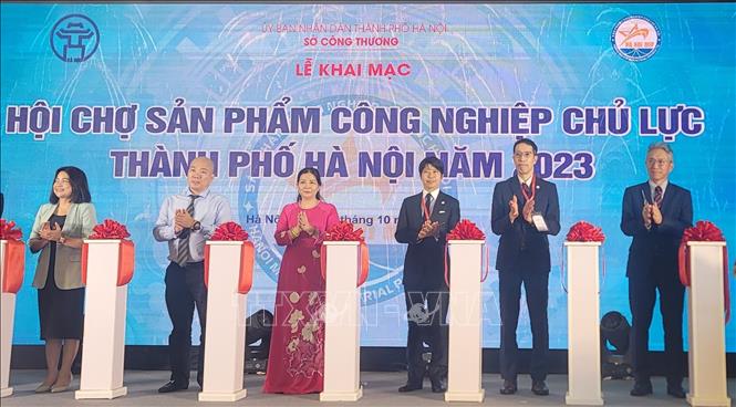 Các đại biểu cắt băng khai mạc hội chợ. Ảnh: Phương Anh - TTXVN