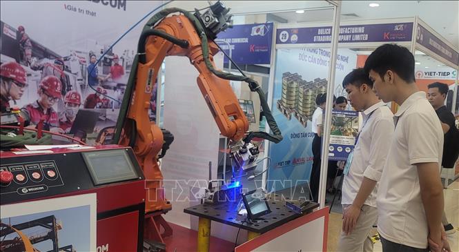 Khách tìm hiểu sản phẩm công nghiệp tại hội chợ. Ảnh: Phương Anh - TTXVN 