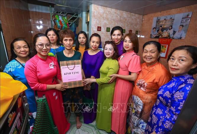 Chiều 19/10, đại diện phường Tràng Tiền (quận Hoàn Kiếm) và các mạnh thường quân trao quà và tiền hỗ trợ cho chị Nguyễn Thị Định (hoàn cảnh đặc biệt khó khăn, có chồng bị ung thư). Ảnh: Hoàng Hiếu - TTXVN