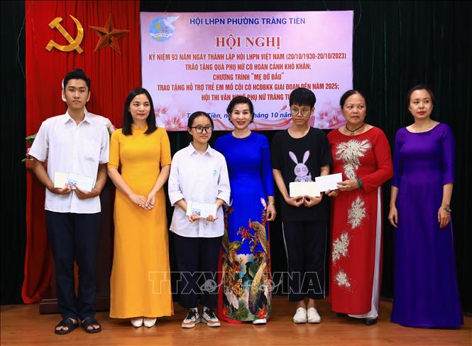 Chiều 19/10/2023, đại diện phường Tràng Tiền (Hoàn Kiếm) và các mạnh thường quân trao hỗ trợ cho trẻ em có hoàn cảnh đặc biệt khó khăn. Ảnh: Hoàng Hiếu - TTXVN