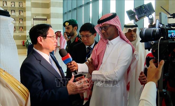 Thủ tướng Phạm Minh Chính trả lời phỏng vấn của kênh tin tức tài chính Asharq Economy with Bloomberg về Chiến lược “Tầm nhìn 2030” của nước này. Ảnh: TTXVN
