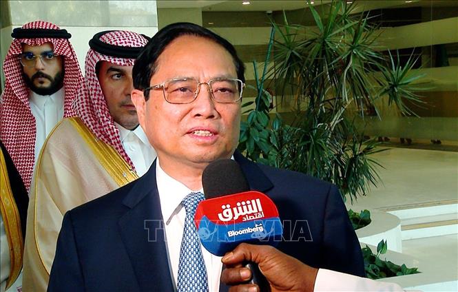 Thủ tướng Phạm Minh Chính trả lời phỏng vấn của kênh tin tức tài chính Asharq Economy with Bloomberg về Chiến lược “Tầm nhìn 2030” của nước này. Ảnh: TTXVN
