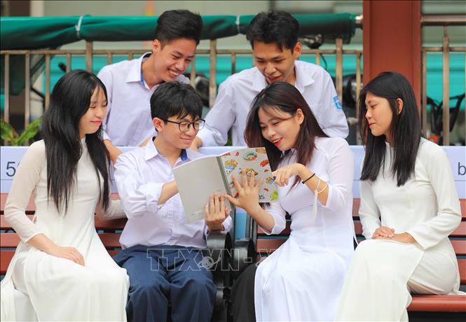 Trong tà áo dài trắng, nữ sinh trung học không chỉ toát lên vẻ đẹp tinh khôi mà còn thể hiện sự tin, năng động trong thời đại mới. Ảnh: Thanh Tùng - TTXVN