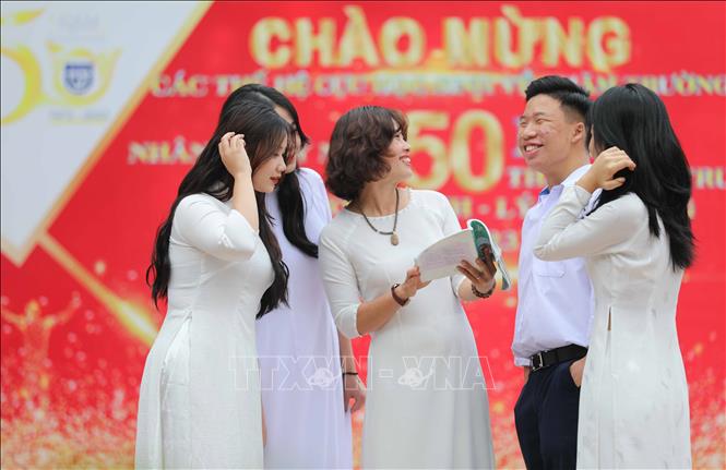 Trong tà áo dài trắng, giáo viên, nữ sinh trung học luôn toát lên vẻ đẹp tinh khôi, đầy tự tin, năng động của phụ nữ trong thời đại mới. Ảnh: Thanh Tùng - TTXVN