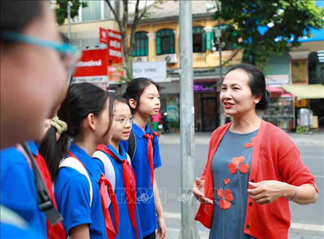Trên cương vị một người quản lý, Nhà giáo Nguyễn Thị Thu Hà luôn là người gương mẫu, sâu sát tình hình và giữ vững được sự đoàn kết, nhất trí trong tập thể sư phạm nhà trường. Ảnh: Thanh Tùng - TTXVN 