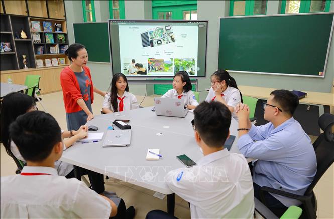 Hiệu trưởng Hà chia sẻ trường Trưng Vương là ngôi trường công lập đầu tiên ở Việt Nam có 2 bằng chứng nhận đạt chuẩn quốc tế, có phòng lab stem tiêu chuẩn và đưa Vex Robot vào giảng dạy cho học sinh, đồng thời cũng là trường đầu tiên có không gian cây xanh được gắn biển cùng mã QR để phục vụ nhu cầu học tập của học sinh. Ảnh: Thanh Tùng - TTXVN