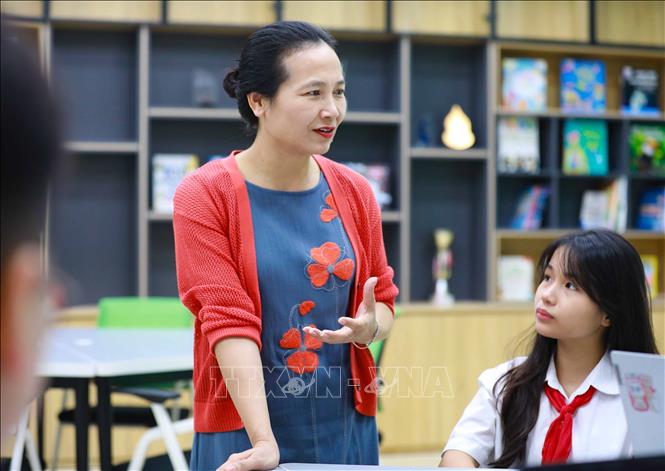 Mạnh dạn tiên phong, hiệu trưởng Nguyễn Thị Thu Hà cùng tập thể cán bộ giáo viên đã cùng Trưng Vương trở thành trường THCS khối công lập đầu tiên đưa phương pháp giáo dục STEM và các hoạt động trải nghiệm, sáng tạo vào các tiết dạy chính khóa. Ảnh: Thanh Tùng - TTXVN