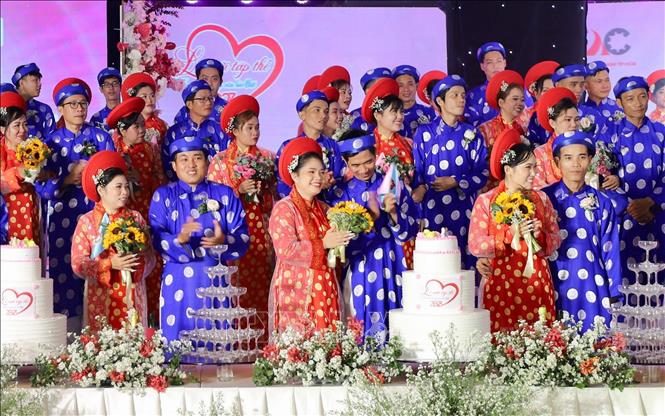Các cặp đôi hạnh phúc trong tiệc cưới. Ảnh: Hồng Giang - TTXVN