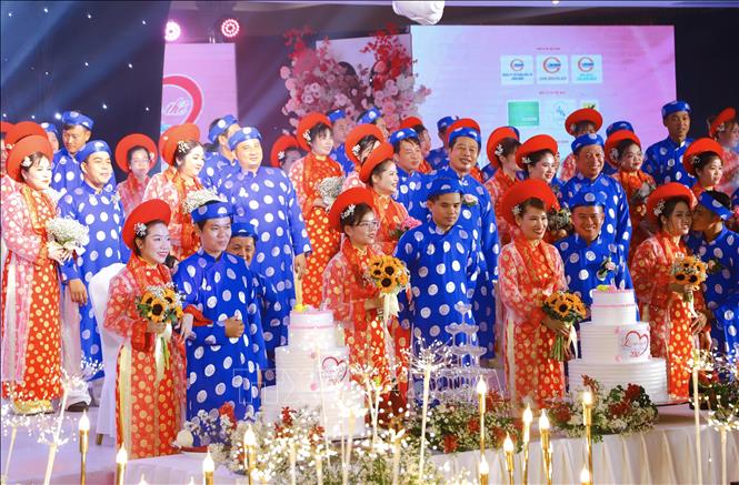 Các cặp đôi hạnh phúc trong tiệc cưới. Ảnh: Hồng Giang - TTXVN