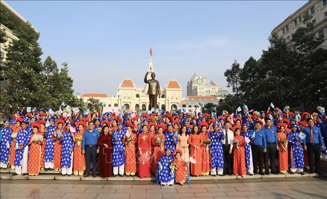 Các cặp đôi chụp hình lưu niệm với lãnh đạo TP Hồ Chí Minh và Ban tổ chức sau lễ dâng hoa. Ảnh: Hồng Giang - TTXVN