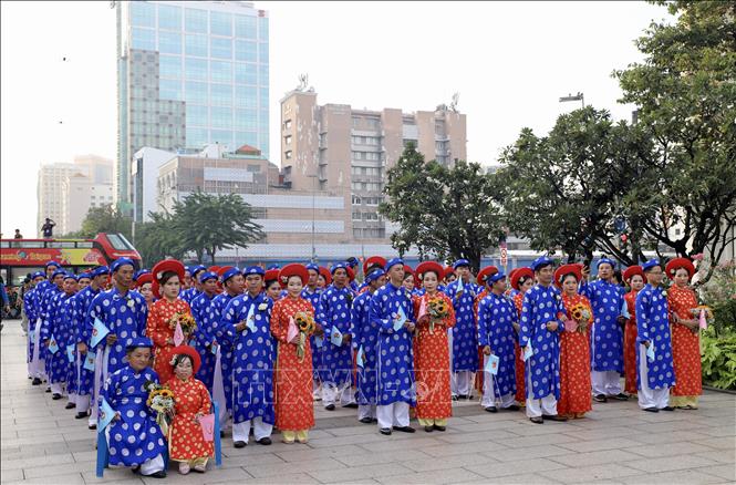 82 đôi cô dâu, chú rể tại Công viên Tượng đài Chủ tịch Hồ Chí Minh (phố đi bộ Nguyễn Huệ, Quận 1). Ảnh: Hồng Giang - TTXVN