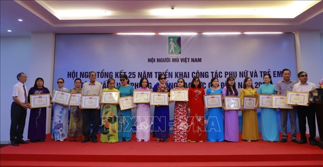 Khen thưởng các tập thể tỉnh, thành hội có thành tích xuất sắc trong công tác phụ nữ, trẻ em. Ảnh: Phan Sáu - TTXVN
