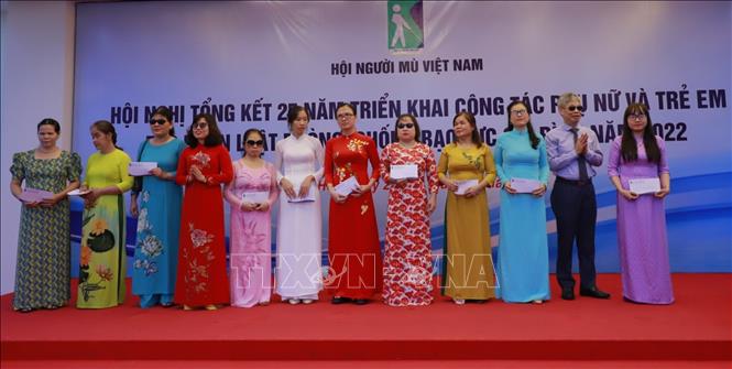 Tặng quà của Bộ trưởng Bộ Kế hoạch Đầu tư cho các chị em hội viên có thành tích xuất sắc trong công tác hội. Ảnh: Phan Sáu - TTXVN