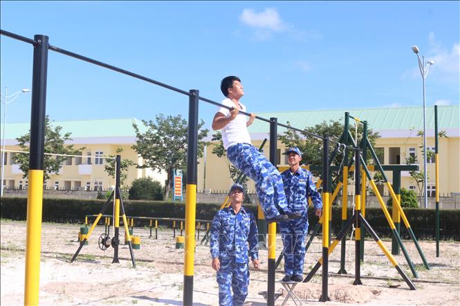 Thiếu tướng Đàm Xuân Tuấn, Phó Tư lệnh Cảnh sát biển, kiểm tra thể lực co tay xà đơn tại khối cơ quan Bộ Tư lệnh Vùng. Ảnh: TTXVN phát
