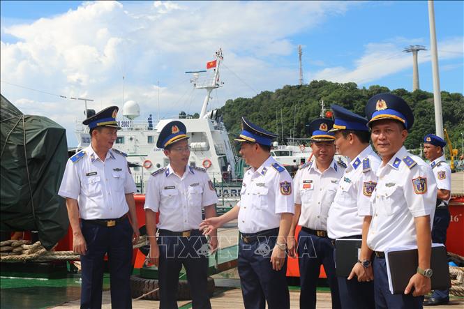 Thiếu tướng Đàm Xuân Tuấn, Phó Tư lệnh Cảnh sát biển, kiểm tra thực tế tại Hải đội 401 và Hải đội 422. Ảnh: TTXVN phát
